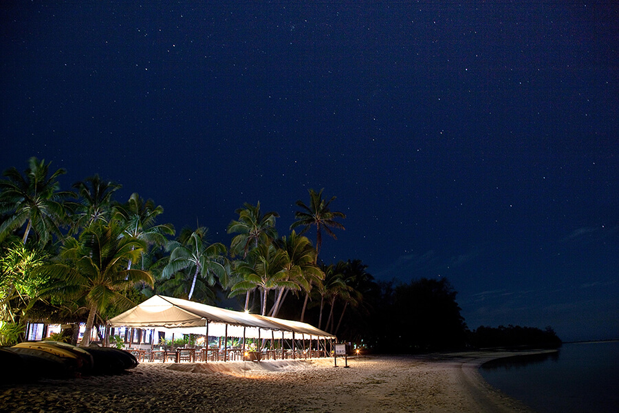 34-pacific-resort-rarotonga-beachfront-dining-night